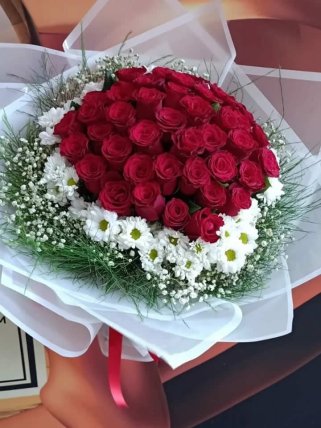 Krizantemlerle Çevrili Kırmızı Güller, Eskişehir Bizim Çiçek Evi