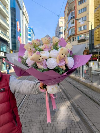 Beyaz yapay gül ve pembe ayıcık buketi