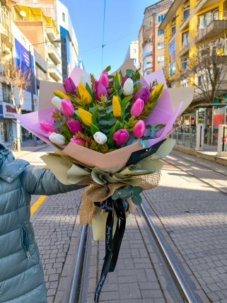 Dört Renk 25 adet Lale Buketi